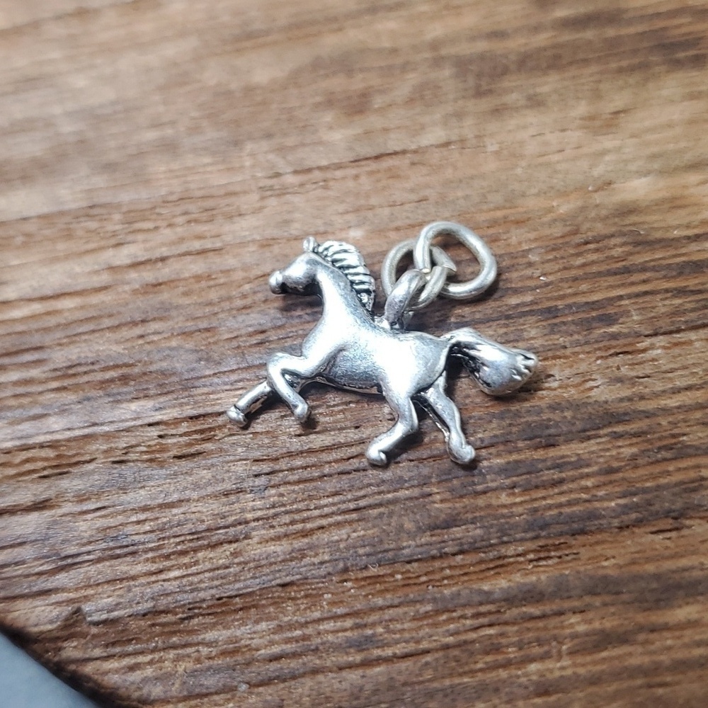 P208 galloping horse pendant